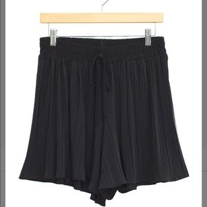 Blacked pleated shorts women NWT
